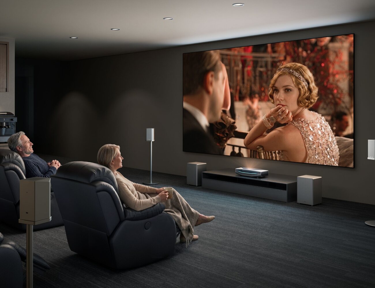 Proyector láser AWOL Vision Aetherion Max en una sala de cine en casa